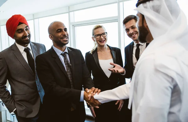 Equipo de negocios mixtos haciendo acuerdos sobre planes de negocio futuros . — Foto de Stock