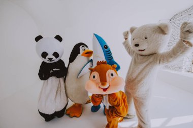 Bir grup hayvan maskotu parti yapıyor.