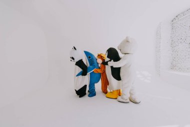 Bir grup hayvan maskotu parti yapıyor.