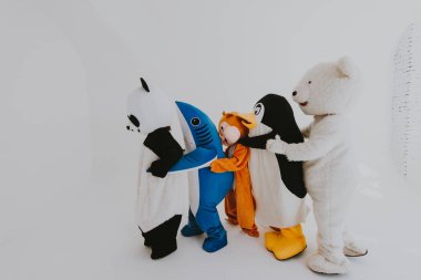 Bir grup hayvan maskotu parti yapıyor.