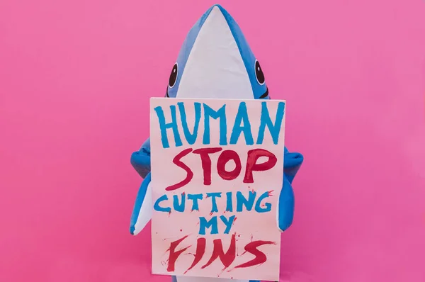 Персонаж акулы имеет сообщение для человечества о остановить акул рыбы — стоковое фото