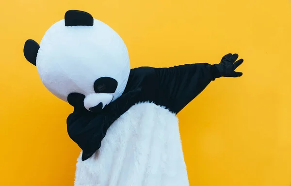 Persoană cu costum de panda dansând dans DAB. Caracterul mascotei li — Fotografie, imagine de stoc