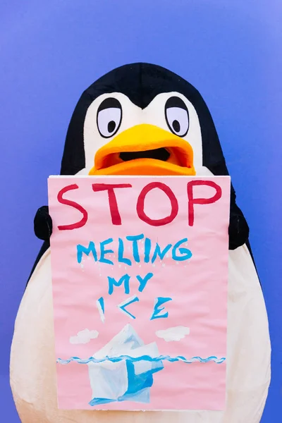 Personajul pinguin are un mesaj pentru umanitate despre warmin global — Fotografie, imagine de stoc