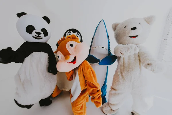 パーティーを行う動物のマスコットのグループ — ストック写真