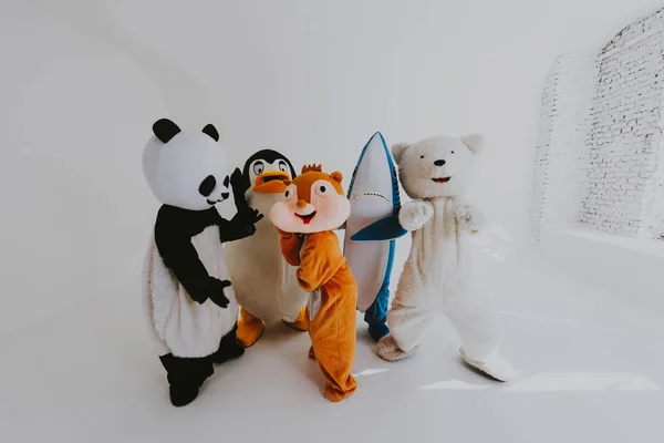 Gruppo di animali mascotte che fanno festa — Foto Stock