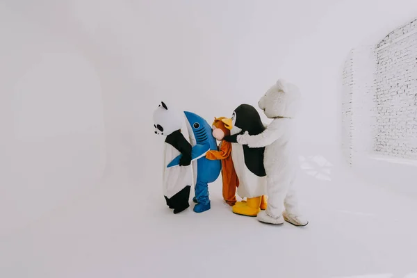 Groep dieren mascottes doen feest — Stockfoto