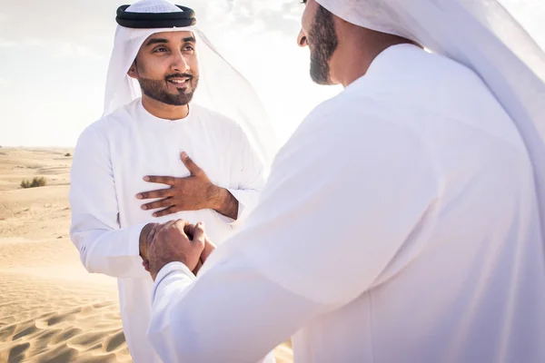 Uomini arabi nel deserto — Foto Stock