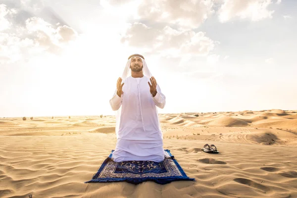 Uomini arabi nel deserto — Foto Stock