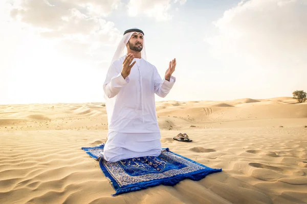 Uomini arabi nel deserto — Foto Stock