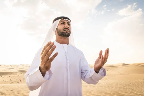 Hommes arabes dans le désert — Photo