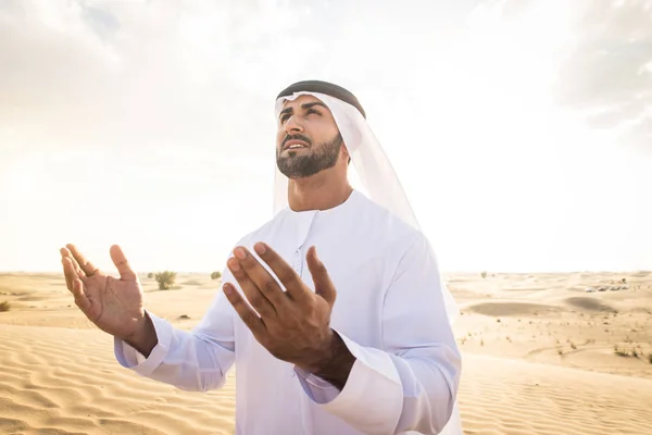 Arabic men in the desert — Stok fotoğraf