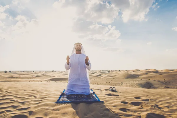 Arabic men in the desert — 图库照片