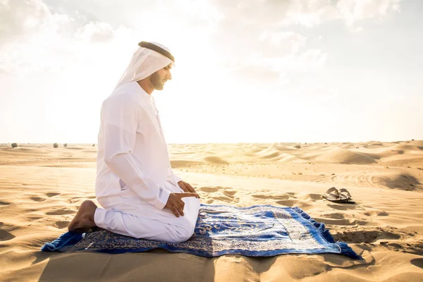 Arabic men in the desert — ストック写真