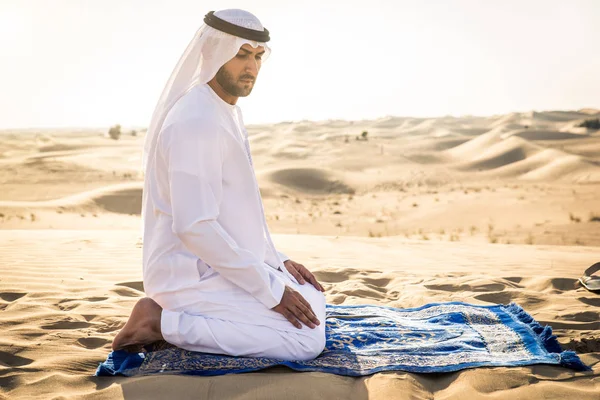 Arabic men in the desert — Stok fotoğraf