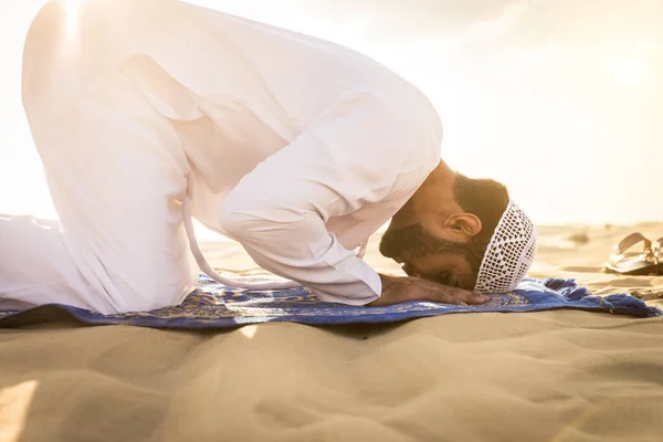 Arabic men in the desert — Stok fotoğraf