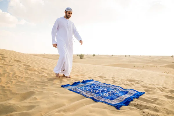 Uomini arabi nel deserto — Foto Stock