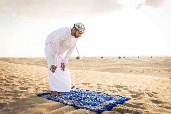 Uomini arabi nel deserto — Foto Stock