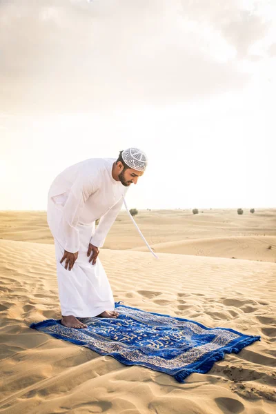 Arabische Männer in der Wüste — Stockfoto