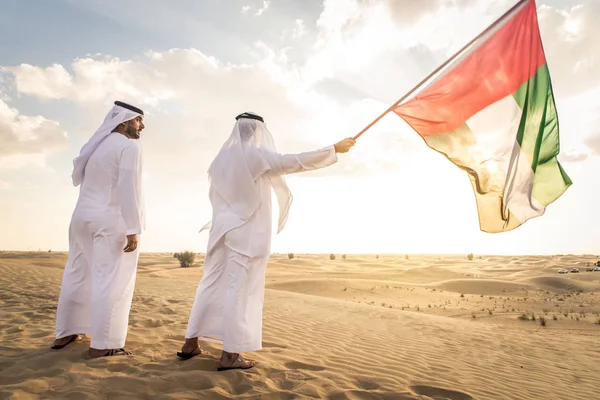 Arabische mannen in de woestijn — Stockfoto