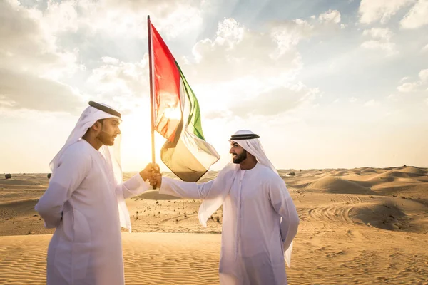 Арабские мужчины в пустыне — стоковое фото