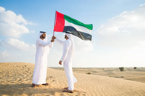 Hombres árabes en el desierto — Foto de Stock