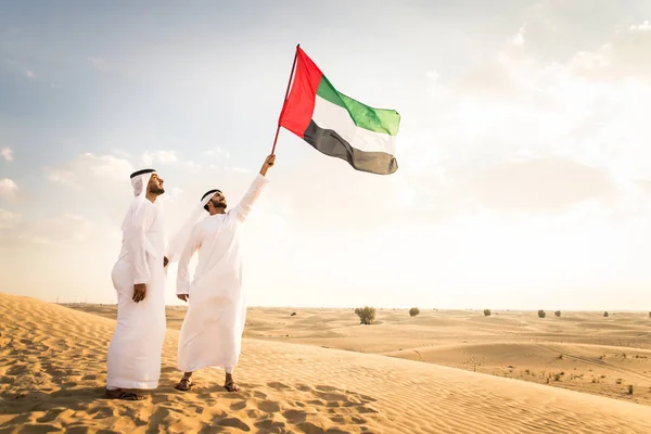 Arabische mannen in de woestijn — Stockfoto