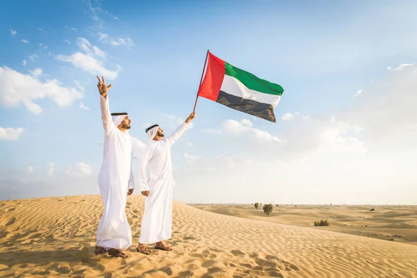 Hombres árabes en el desierto — Foto de Stock