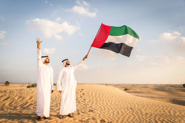 Uomini arabi nel deserto — Foto Stock