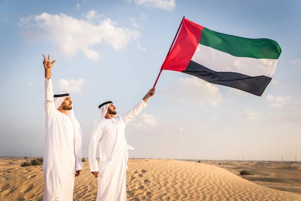 Uomini arabi nel deserto — Foto Stock