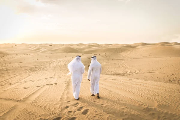 Arabische mannen in de woestijn — Stockfoto