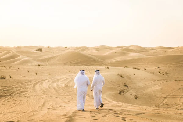 Arabische mannen in de woestijn — Stockfoto