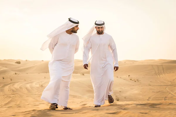 Hommes arabes dans le désert — Photo