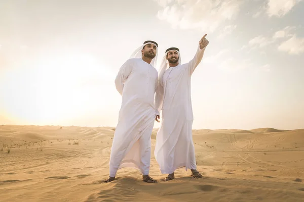 Uomini arabi nel deserto — Foto Stock