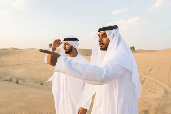 Арабські чоловіки в пустелі — стокове фото