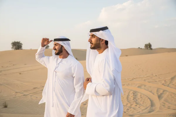 Uomini arabi nel deserto — Foto Stock