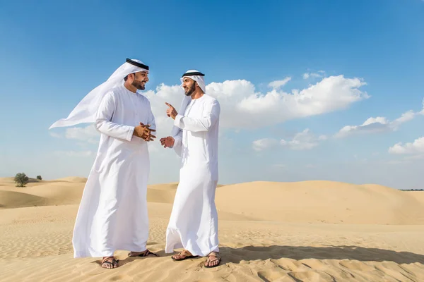 Uomini arabi nel deserto — Foto Stock