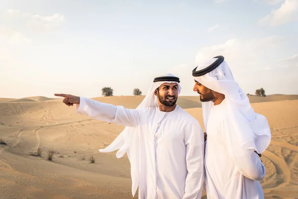 Homens árabes no deserto — Fotografia de Stock