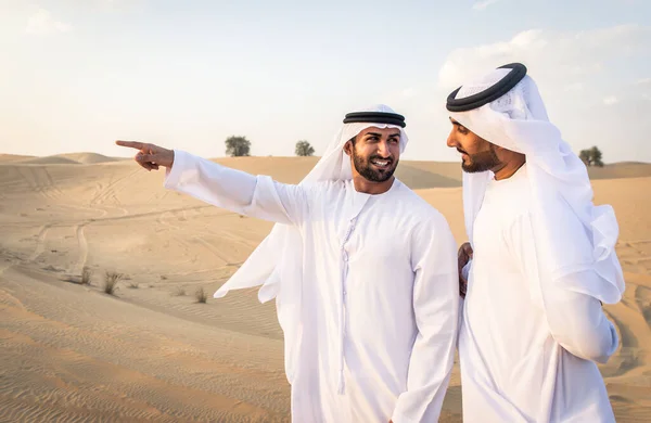 Hommes arabes dans le désert — Photo