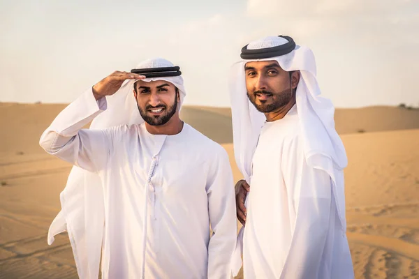 Uomini arabi nel deserto — Foto Stock