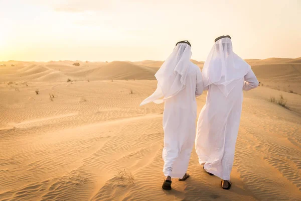 Uomini arabi nel deserto — Foto Stock