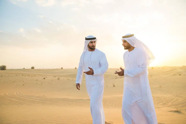 Uomini arabi nel deserto — Foto Stock