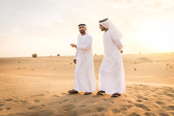 Hommes arabes dans le désert — Photo