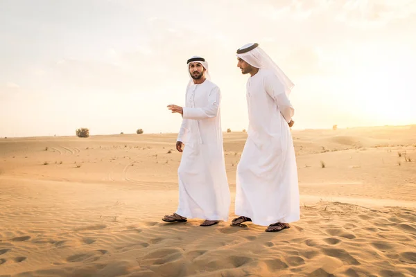 Uomini arabi nel deserto — Foto Stock