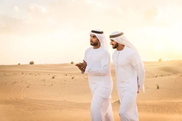 Arabští muži v poušti — Stock fotografie