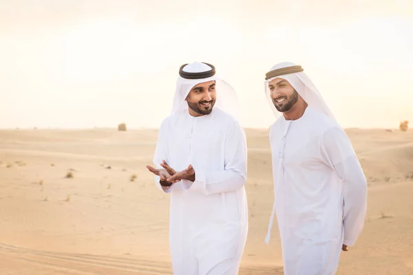 Uomini arabi nel deserto — Foto Stock