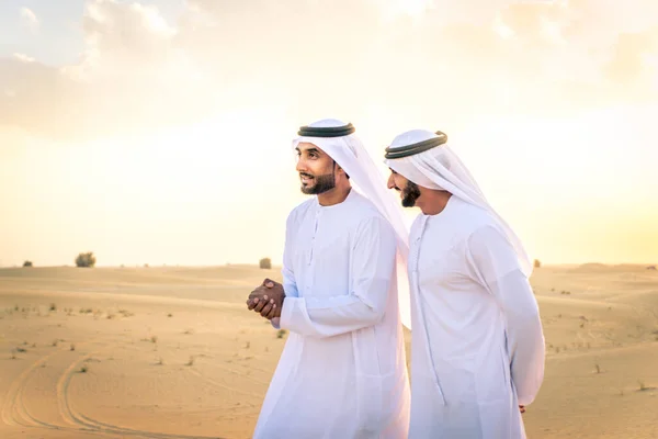 Uomini arabi nel deserto — Foto Stock