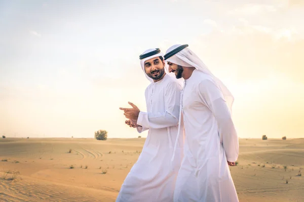 Uomini arabi nel deserto — Foto Stock