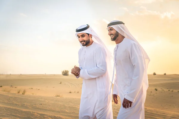 Hommes arabes dans le désert — Photo