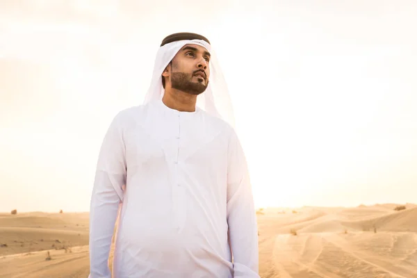 Arab férfiak a sivatagban — Stock Fotó