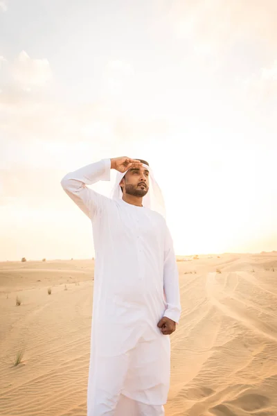 Uomini arabi nel deserto — Foto Stock